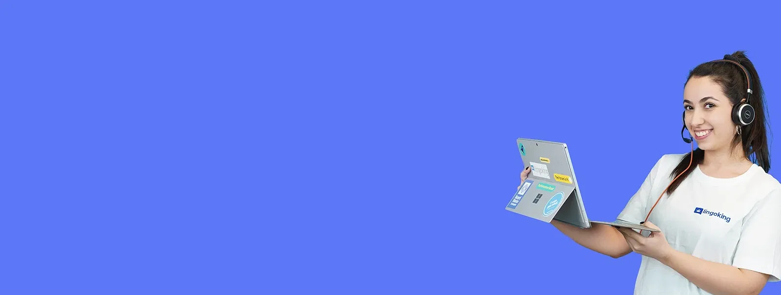 lingoking Mitarbeiterin mit Headset und Tablet