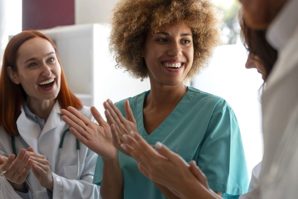 Studenten halten ihr Abschlusszeugnis in der Hand