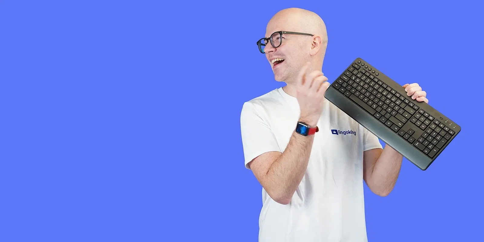 lingoking employee Thomas holding a keyboard
