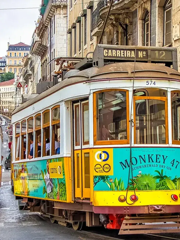 Bunte Straßenbahn in Lissabon