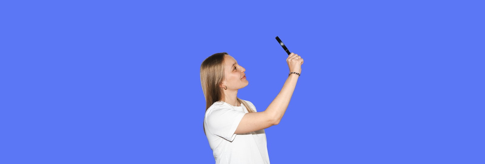 lingoking employee with magnifiyng glass