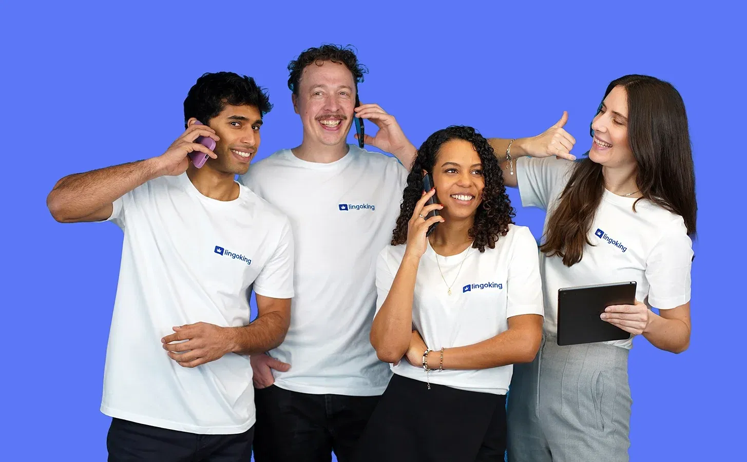 lingoking Mitarbeiterinnen stehen zusammen und lächeln