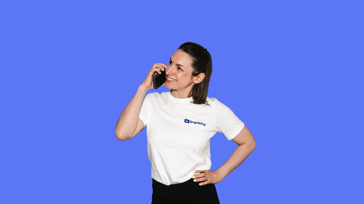 lingoking employee making telephone sign