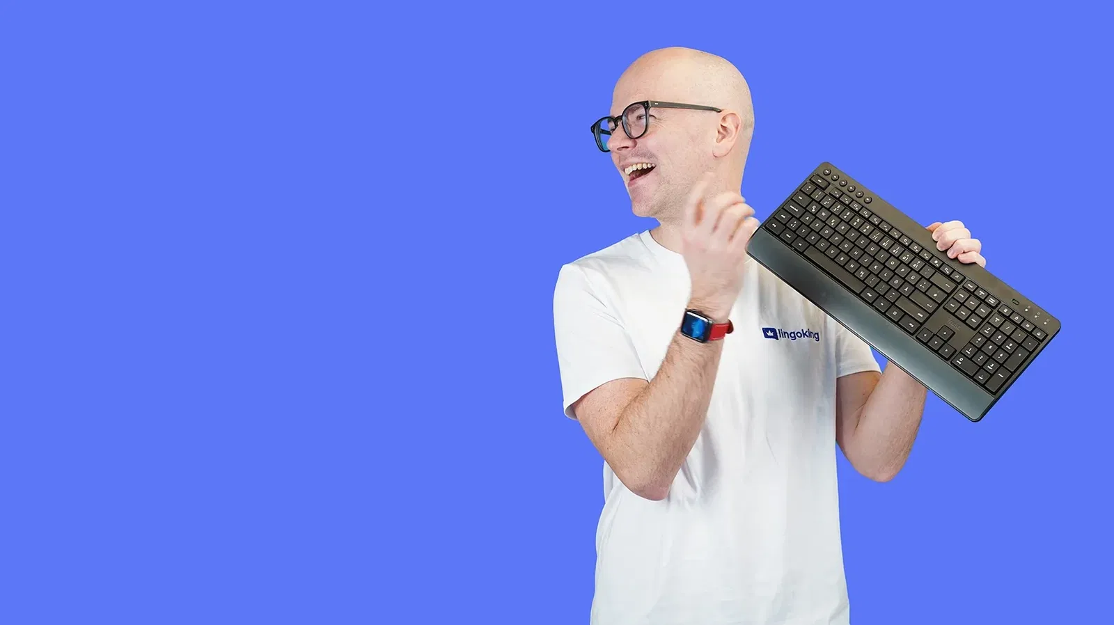 lingoking employee Thomas holding a keyboard