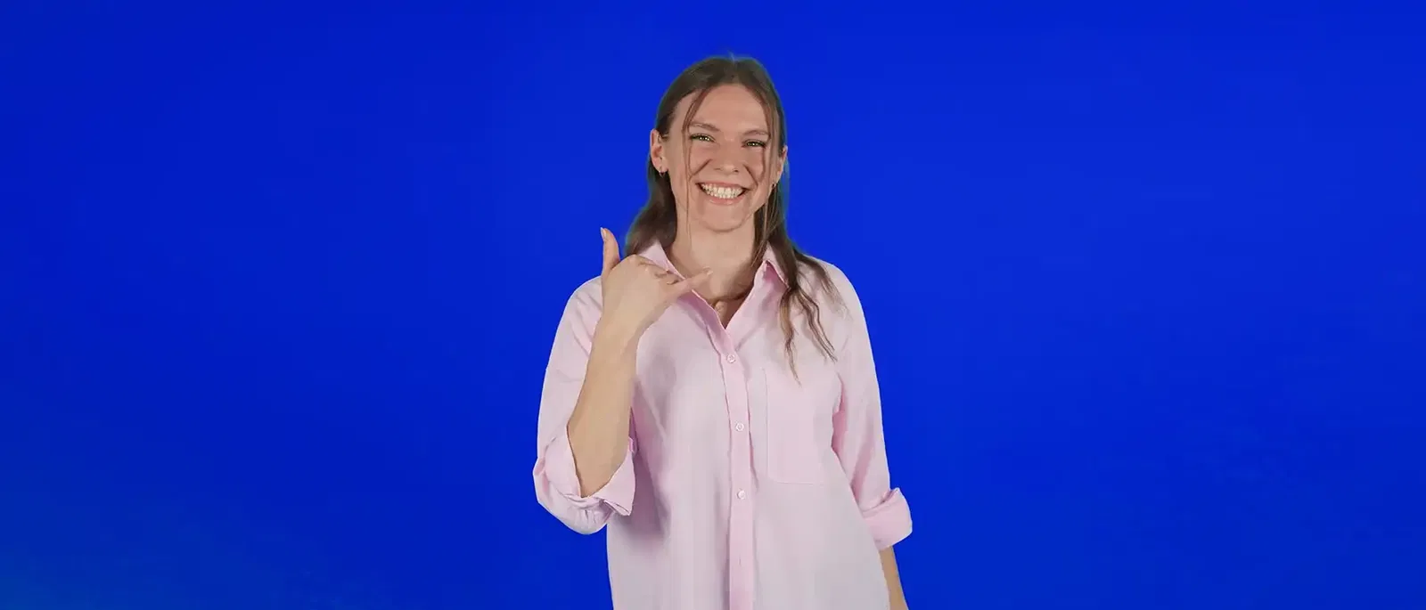 lingoking Mitarbeiterin macht Telefonzeichen mit Hand