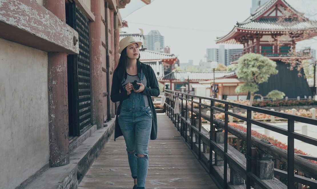 Frau am Shitennoji Tempel in Osaka, Japan