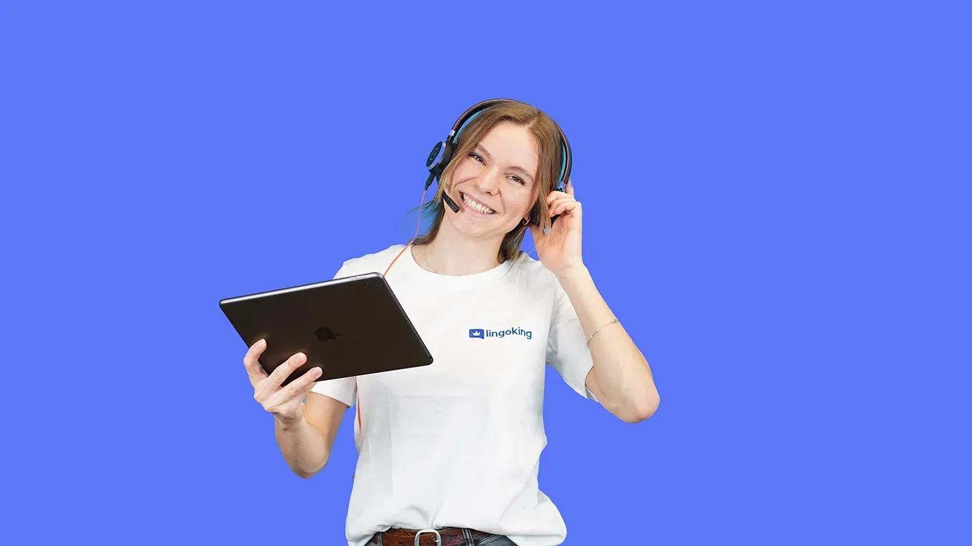 lingoking Mitarbeiterin im Customer Support mit Headset und Tablet