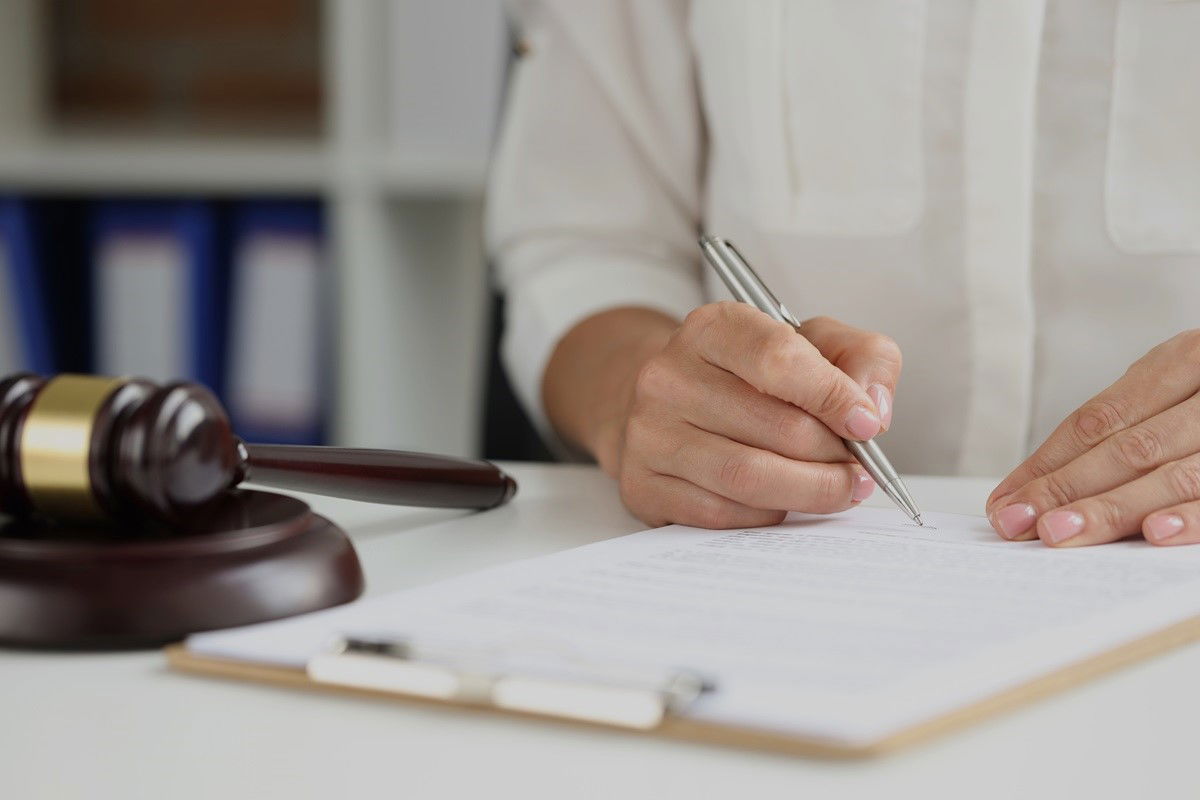 Frau  füllt Antrag auf polizeiliches Führungszeugnis aus