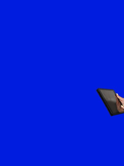 lingoking MItarbeiterin mit Tablet