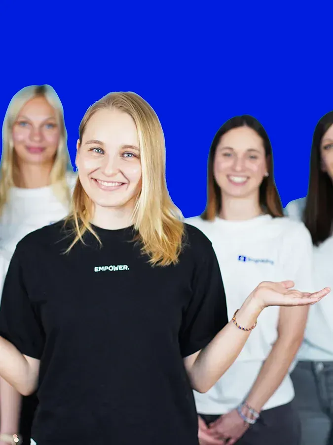 lingoking Mitarbeiter:innen stehen in einer Gruppe zusammen