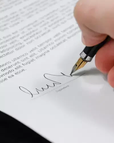 Traducción del contrato reconocida oficialmente por el tribunal