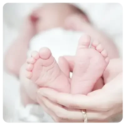 Vista de un bebé recién nacido tumbado con los pies por delante.