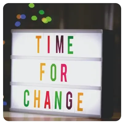 Blick auf Leuchttafel mit dem bunten Schriftzug "Time for Change".