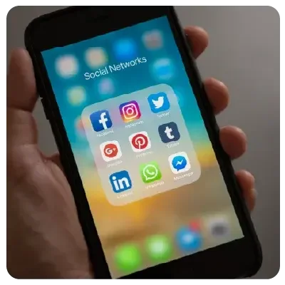 Vista de un smartphone que muestra los canales de medios sociales más importantes, como Facebook, LinkedIn, Twitter e Instagram, recogidos en una carpeta.