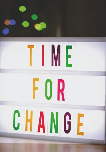 Blick auf Leuchttafel mit dem bunten Schriftzug "Time for Change".