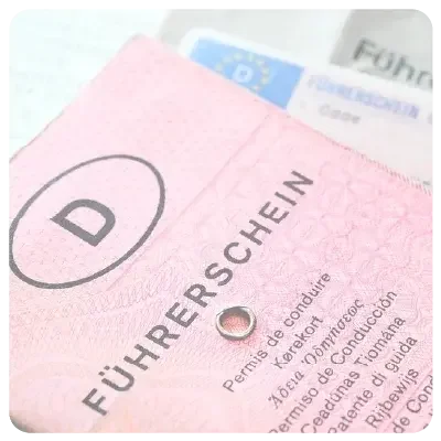 Detailansicht eines rosafarbenen Papierführerscheins.