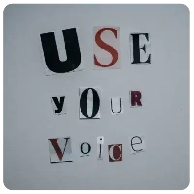 Auf einem weißen Hintergrund ist collagehaft der Satz "Use your voice" zu sehen.