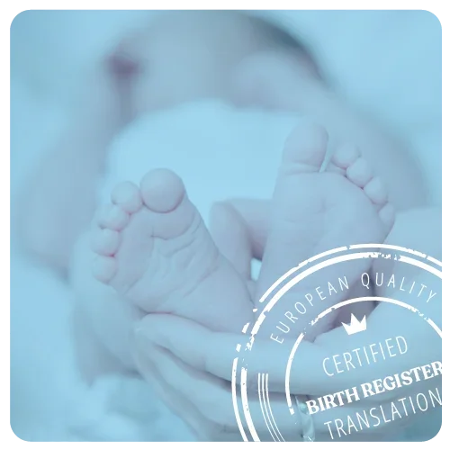 Blick auf ein liegendes neugeborenes Baby mit den Füßen voran.