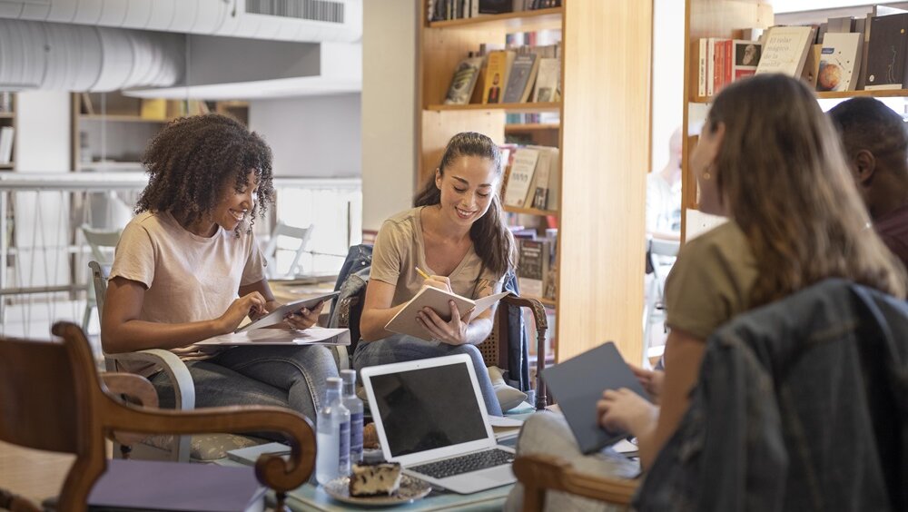 Gruppe Studierende in der Bibliothek