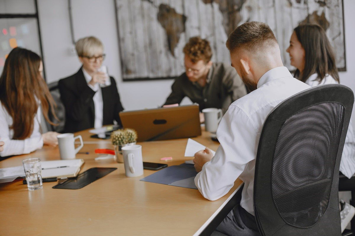 Gruppe Menschen arbeiten in Deutschland an einem Konferenztisch