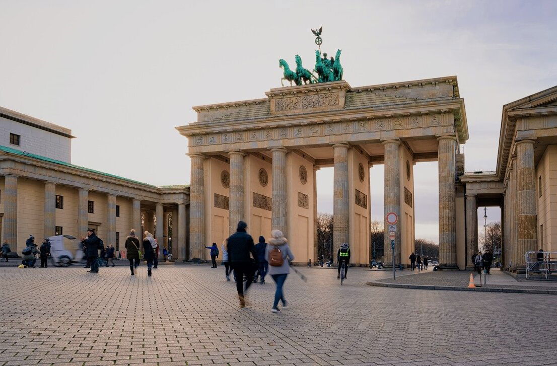 Menschen laufen am Brandenburger Tor