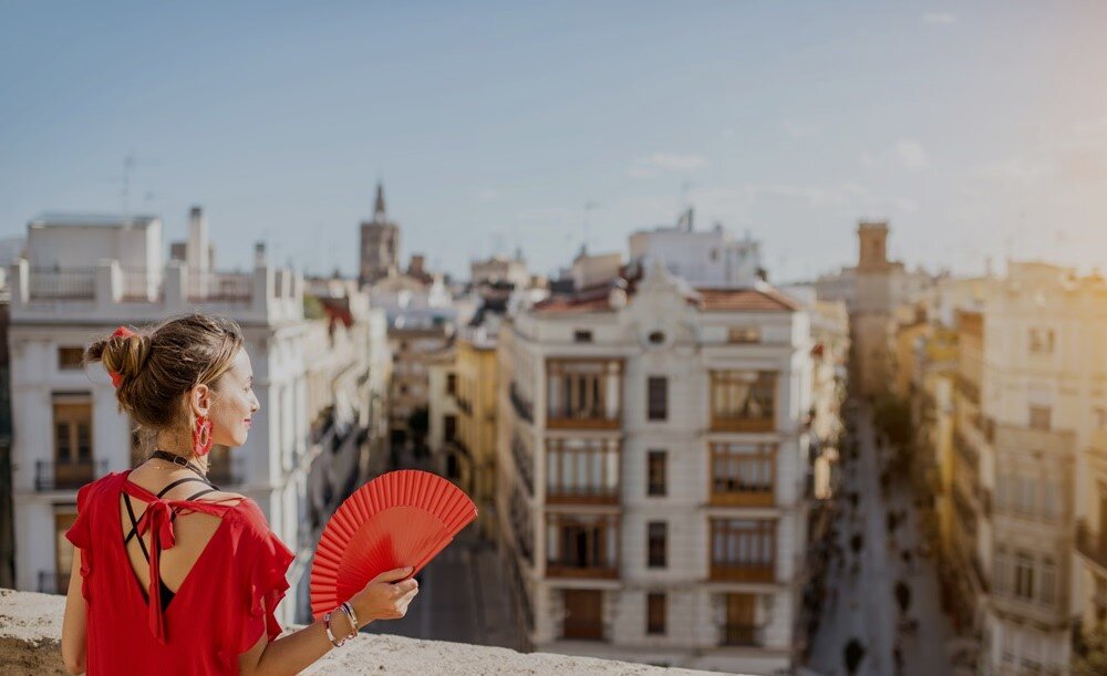 Junge Frau mit Blick über Valencia