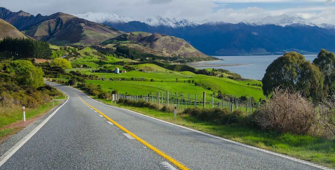 Street in New Zealand with lake and mountains