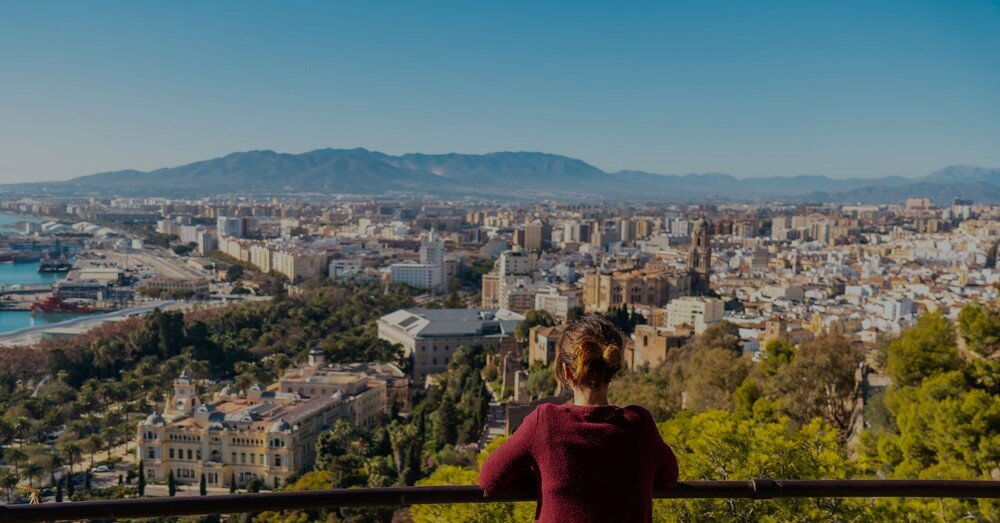 Junge Frau mit Blick über Malaga