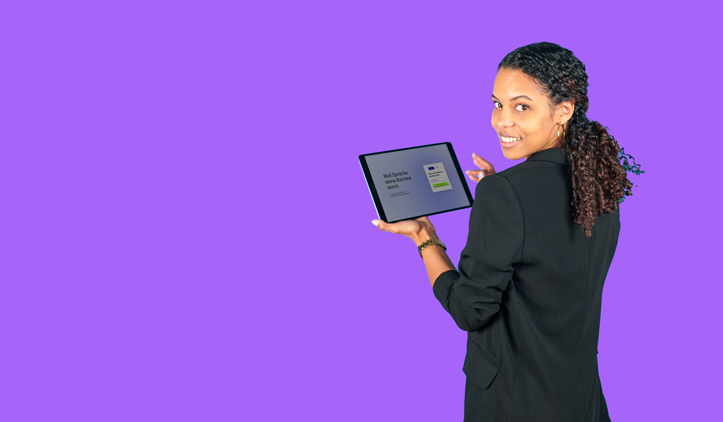 lingoking Mitarbeiterin zeigt lingoking Website auf einem Tablet