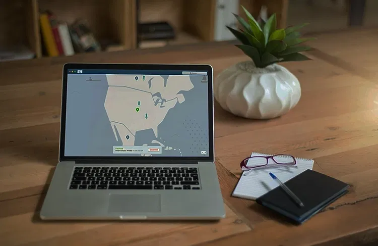 Laptop auf einem Tisch