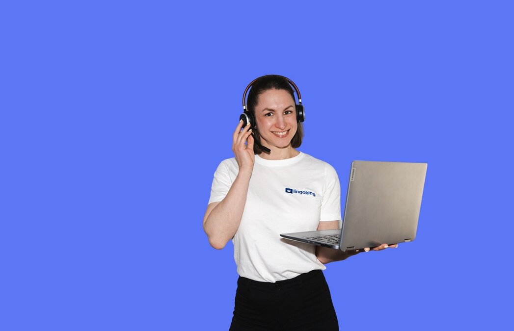 lingoking Mitarbeiterin im Customer Support mit Headset und Tablet