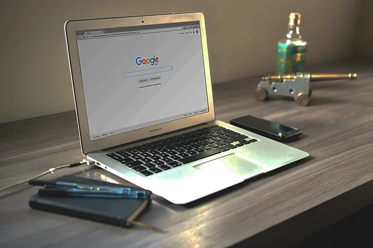 Laptop auf einem Tisch