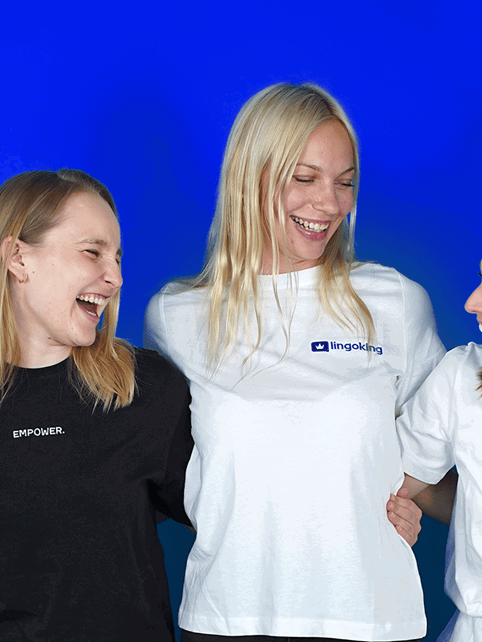 lingoking team steht zusammen und lacht