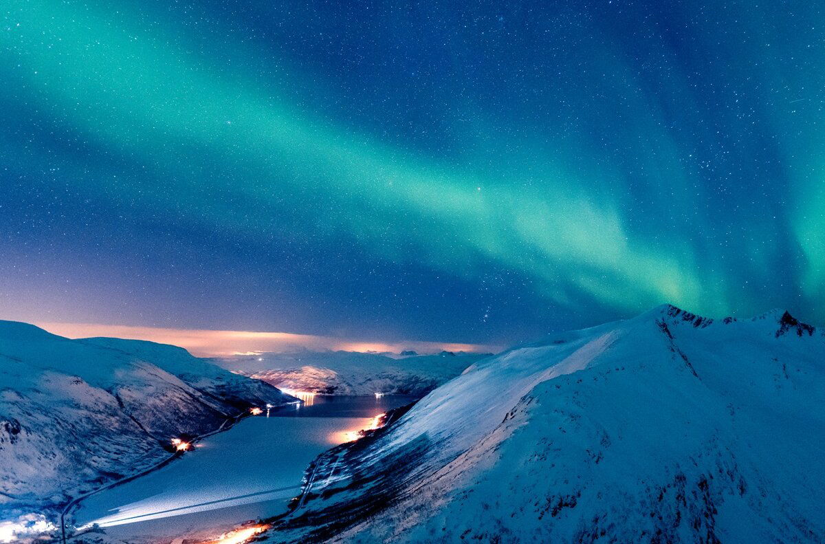 Northern lightsover lake in Tromsø