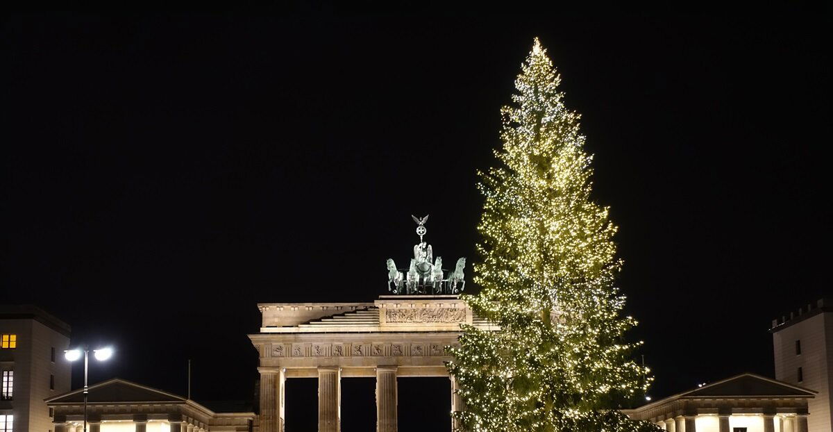 Frankfurt beleuchtet zu Weihnachten mit Weihnachtsbaum und Weihnachtsmarkt