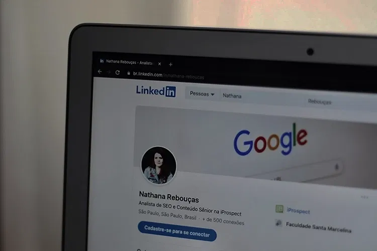 LinkedIn Profil angezeigt auf Laptop